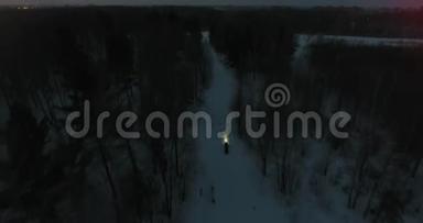 夜间后景，雪地摩托在树林中穿行